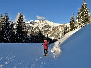 87 Scendiamo a sx la pista panoramica per il Rif. Gremei